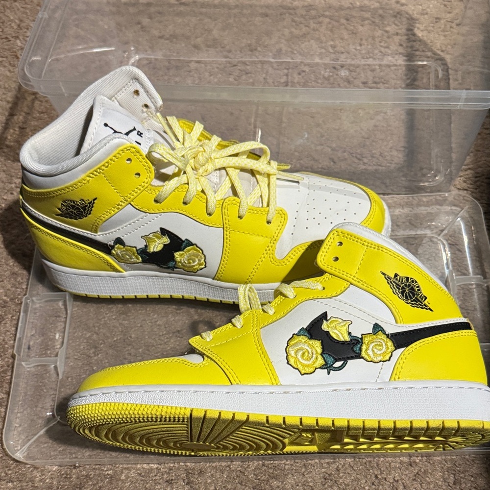 2020 Air Jordan 1 Mid SE GS 'Rose Patch - Dynamic Yellow' kids